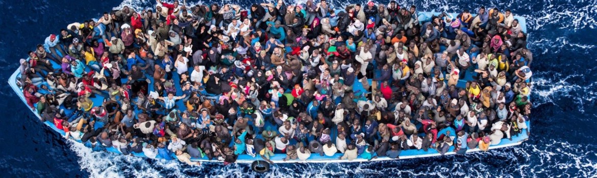Nella foto: Operazione Mare Nostrum, salvataggio di naufraghi siriani a bordo di un peschereccio da parte della fregata FREMM Bergamini della Marina Militare al suo primo impiego in questo tipo di operazioni, 5 giugno 2014. © Massimo Sestini