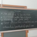 Slogan sulla lavagna scolastica durante uno degli interventi del progetto EuroHope On Air 2019